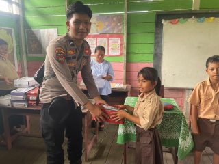 Polsek Rungan Bagikan Sepatu dan Alat Tulis untuk Siswa SDN Luwuk Kantor